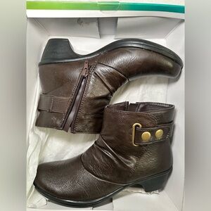 Easy Street Brown Ankle Boots with Side Zipper Size 6m women